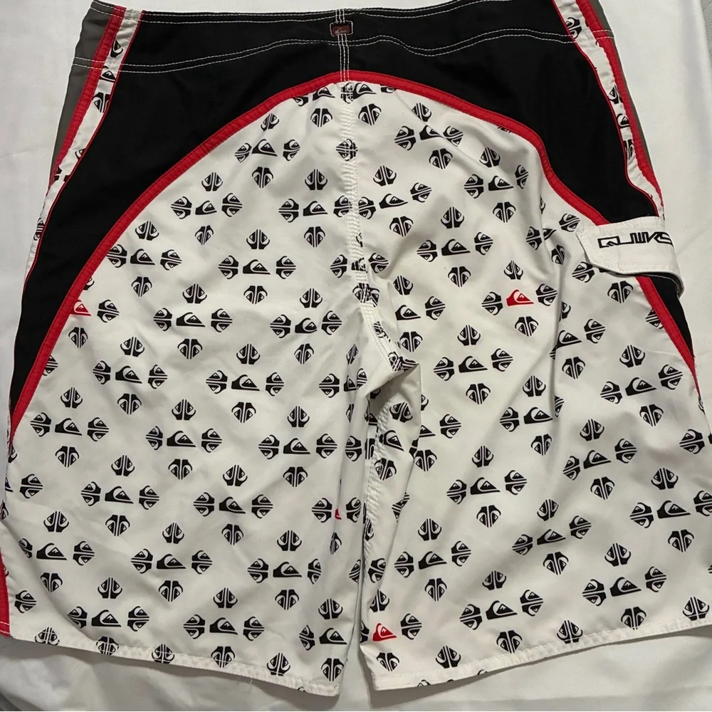 Men’s Board Shorts Quicksilver Size 36 VELCRO closure pocket. EUC SWIM SURF